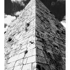 „Cestius Pyramide,“ Kalender mit Monatsübersicht April, schwarz-weiß Fotografie einer alten Pyramide gegen den Himmel.