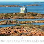 Text: "Åland Inseln" und Kalenderzahlen darunter. 

Eine ruhige Küstenlandschaft mit Felsen und einem einsamen weißen Haus in der Ferne.