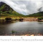 "Highlands, Glencoe", April-Kalenderblatt von Casares Edition. Eine ruhige Flusslandschaft vor nebligen Bergen.