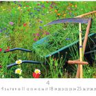 Zahlen von 1 bis 30, darunter eine Wiese mit Blumen, Schubkarre, Heu, Sense und Rechen.