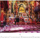 Sarnath, Buddhistische Tempel. Ein reich geschmückter Innenraum mit einem großen Buddha in der Mitte.