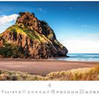 Text: "Lion Rock at Piha Beach", "CASARES EDITION". Küstenlandschaft mit großem Felsen, Sandstrand und blauem Himmel.