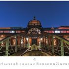 Der Text "Fischmarkt" und Kalenderdaten ab 1 bis 30 mit hervorgehobener 4. Eine beleuchtete historische Markthalle bei Nacht.