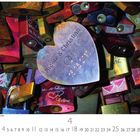 Text: "Nicole & Christian, 15.05.2010", "Schlösser auf der Deutzer Brücke". Zahlreiche Vorhängeschlösser, ein herzförmiges im Zentrum.
