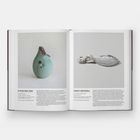 Links: HYEJEONG KIM, eine mintgrüne Keramikvase mit Textur. Rechts: LEIKO IKEMURA, weiße skulpturale Form.