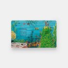 Text: „I’m a caring papa, as my tummy shows... Who am I?“  
Illustration: Bunte Unterwasserwelt mit Fischen und Pflanzen.