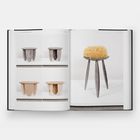 Links: "DE NATURA FOSSILIUM" und "2014". Rechts: Tabelle mit 4-beinigem Hocker, oben schwammartiges Weiches.