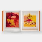 Links steht "Jennifer Packer". Links: Illustratives Motiv in Rot und Gelb. Rechts: Figur in Gelb mit Blumenmuster unten.