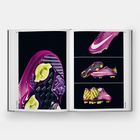 Seite 98 bis 99, vier rosa Fußballschuhe mit gelben Details auf schwarzem Hintergrund, drei Schuhe rechts gestapelt.