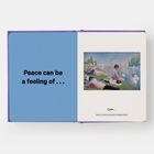 Links steht "Peace can be a feeling of..." in schwarzem Text auf blauem Hintergrund. Rechts ein Gemälde mit Menschen am Fluss.