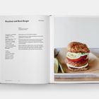 Rezept für "Hazelnut and Bean Burger" mit Zutaten und Zubereitung. Rechts ein Burger mit Tomaten und Salat.