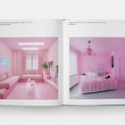 Linke Seite: "DO WHAT YOU LOVE". Rosa Wohnzimmer mit Sofa, Tisch und Pflanzen. Rechte Seite: Rosa Schlafzimmer mit Plüschdecke.