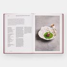 Medu Vada, Peanut Mole, Parmesan Saaru. Links Text, rechts Foto: Gericht auf Blatt, daneben Becher, in rustikaler Schale.