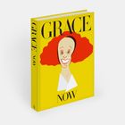 „GRACE NOW“ in großen Buchstaben auf gelbem Hintergrund. Illustration einer Person mit rotem Haar und breitem Lächeln.