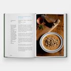 Text: "MINESTRA GARFAGNINA DI FARRO", Rezeptbeschreibung. Links Zutatenliste, rechts Teller Suppe mit Farro, Holztisch.