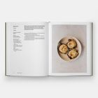 Links: "BIBINGKA, Philippines." Anleitung für ein festliches Reiskuchen-Rezept. Rechts: Teller mit drei kleinen gebackenen Kuchen.