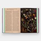 Linke Seite: "Spices: Cooking Plant Swords Into Pleasures" ist der Titel und der Text beschreibt die kulinarische Verwendung von Gewürzen. Rechte Seite zeigt eine kunstvolle Anordnung verschiedener Gewürze und Kräuter auf dunklem Holz.