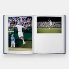 Links: Sportler springt mit Schläger. Rechts oben: Tennisspiel auf Rasen. Unten: Roger Federer erwähnt.