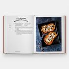 "Rice-Stuffed Butternut Squash" Rezept. Fotos: Zwei gefüllte Kürbishälften auf einem Blech, dekorativ angerichtet.