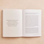 Links steht: "The production of coffee is not just a process; it is an exchange, an interaction, in which the barista puts part of herself into a cup and invites you to share it." Rechts stehen Absätze über Kaffeefilter und Vakuumkocher.