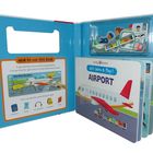 Ein Kinderbuch mit dem Titel "Let's Learn & Play! AIRPORT" enthält Puzzle-Anleitungen und Begriffe wie "passport" und "teddy".