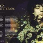 "The Syd Barrett Years" steht in großen Buchstaben. Links viel Text über Barretts Leben, rechts ein Foto von ihm mit einer Gitarre.