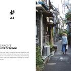 "#22: Eine Nacht im alten Tokio. Erwachen auf einer Tatami-Matte. Straßenszene mit traditionellem Gebäude und Person."
