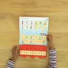 Ein Tischspiel mit der Überschrift "Heute ist Kuscheltiertag", nummerierte Karten mit Tierbildern, von Kinderhänden gehalten.