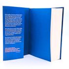 Text beschreibt Schicksal von Sonia und Sunny. Zitate zur Geschichte über Liebe, Verlust und Identität. Buch mit blauem Einband.