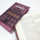 Das Buch "Buddenbrooks" von Thomas Mann mit violettem Cover zeigt ein illustriertes Gebäude. Eine geöffnete Buchseite ist daneben.