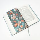 Textseite mit Nummer 781, daneben eine Illustration: Hände, Karten, Drinks, Würfel.