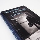 „Ich singe um mein Leben“ Reinhard Mey, Ein Porträt. Schwarz-weißes Buchcover mit Mann, der eine Gitarre hält.