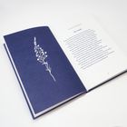 Ein aufgeschlagenes Buch zeigt das Gedicht "Die Nacht" von Friedrich Hölderlin. Links ist ein weißes Pflanzenmotiv.