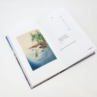 Seite mit Haiku: "Gegen den Abendwind öffnet sich eine Blüte und ruft nach der Freundin. - Issa." Illustration von Bambus am Wasser.