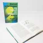 "Manuel Scheidegger: Die Zukunft der Intelligenz. Warum wir dümmer klüger wären." Buch und aufgeklagte Seite.