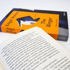 „Edgar Wallace, The Ringer, Reclam“ auf einem Buchcover, daneben ein aufgeschlagenes Buch mit englischem Text.