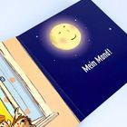 "Mein Mond!" steht neben einem lächelnden Mond am Nachthimmel. Links ein Fenster mit Kindern, die nach draußen blicken.