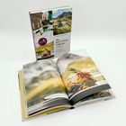 Buchcover mit Text: "Am Hüttentisch", darunter ein offenes Buch mit einem Bild von einem Gericht.