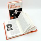 Text auf Buchcover: "Feindbegegnung - Hans Habe: Eine Biografie". Zwei Bücher, eins geschlossen, eins geöffnet.
