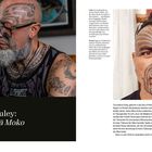 „Turumakina Duley: Die Tuhunga Tā Moko der Māori.“ Links eine Person bei der Arbeit, rechts ein tätowiertes Gesicht.
