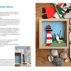 "Objektrahmen «Reise»" in türkis. Rechte Seite: Ein Holzrahmen mit gebasteltem Leuchtturm und Möwe aus Papier.