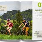 01 Bilderbuchlandschaft Napfgebiet. Highlights: mittelalterliche Altstadt von Willisau, Sumiswald mit Kirche, sanfte Hügellandschaft. Zwei Radfahrer in grüner Landschaft.