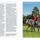 Seitenzahlen 24 und 25. Links Text über Trainingsmethoden mit Pferden. Rechts reiten zwei Personen auf Pferden auf einer Wiese.
