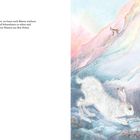 Text: Hoch oben in den Bergen, wo kaum noch Bäume wachsen... sprudelt ein Rinnsal klaren Wassers aus dem Felsen. 
Illustration: Ein Schneehase klettert auf Felsen, eine Gämse im Hintergrund.