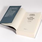 Der Text auf hellblauem Hintergrund beschreibt eine unheimliche Veränderung der Temperatur. Rechts der Buchtitel "Vier Minuten Stille".