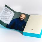 Linker Text: Über Spannung und psychische Abgründe; rechtes Logo: Pinguin. Portrait eines Mannes im blauen Pullover.