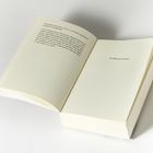 Links Textabsatz, rechts Titel "Im Sternenmantel". Offenes Buch auf hellem Hintergrund.