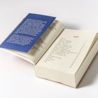 Aufgeschlagenes Buch mit blauem Einleger. „Inhalt“ mit Kapiteln und Seitenzahlen auf der rechten Seite.