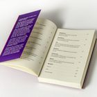 Ein geöffnetes Buch zeigt ein Inhaltsverzeichnis. Daneben liegt eine violette Seite mit Zitaten aufgedruckt.