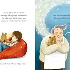 Links: Ein Junge hält einen Bären. Rechts: Ein Mann gibt den Bären mit einer leisen Abschiedsbotschaft.